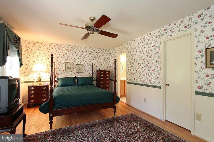 20604 Bell Bluff Road Gaithersburg, MD 20882 - Photo 17 of 30 Huge Master Bedroom with Hardwood floors.