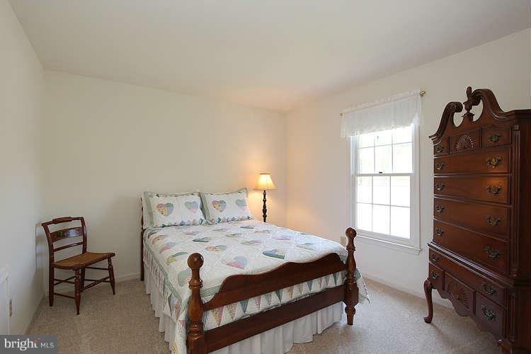 20604 Bell Bluff Road Gaithersburg, MD 20882 - Photo 22 of 30 Large Bedrooms throughout.