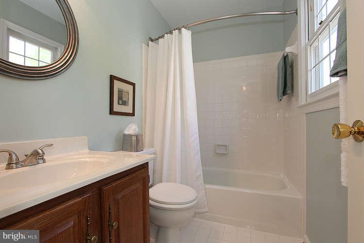 20604 Bell Bluff Road Gaithersburg, MD 20882 - Photo 23 of 30 Upstairs updated fulll bath.