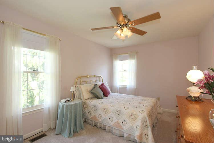 20604 Bell Bluff Road Gaithersburg, MD 20882 - Photo 24 of 30 Corner Bedroom with two windows, great view.