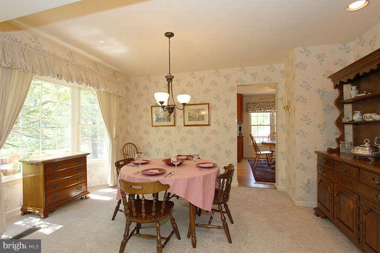 20604 Bell Bluff Road Gaithersburg, MD 20882 - Photo 8 of 30 Lavish formal Dining room with Bay window!