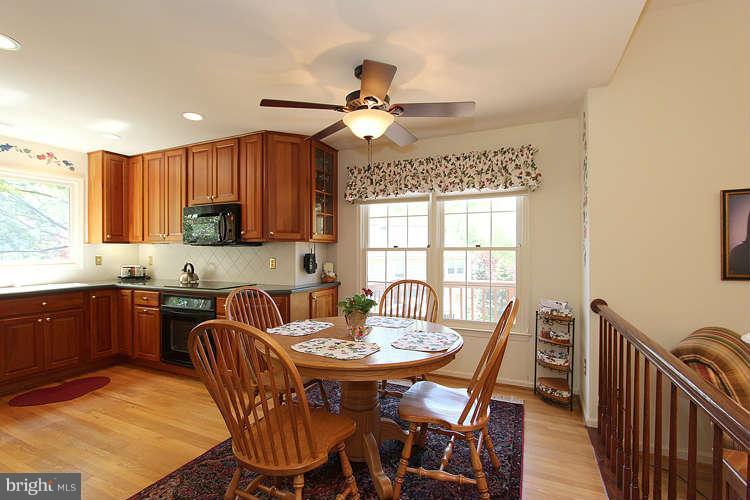 20604 Bell Bluff Road Gaithersburg, MD 20882 - Photo 9 of 30 Kitchen dining area!