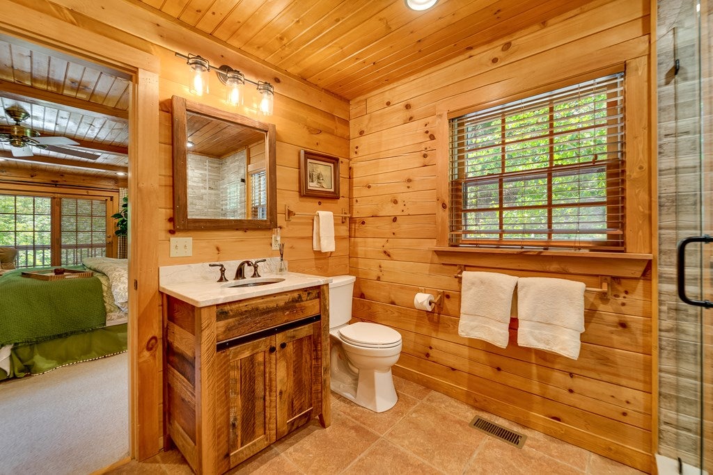 301 Cardinal Ridge Drive Highlands, NC 28741 - Photo 32 of 63 Main-level primary bath