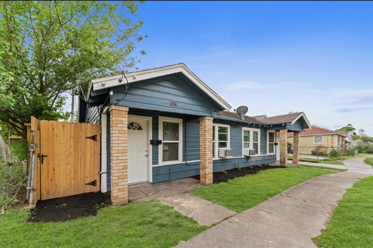 3922 Farmer Street Houston, TX 77020 - Photo 19 of 19 Front left duplex unit 3922 Farmer Street. 3924 Farmer features the same finishes but the floor plan is flipped.