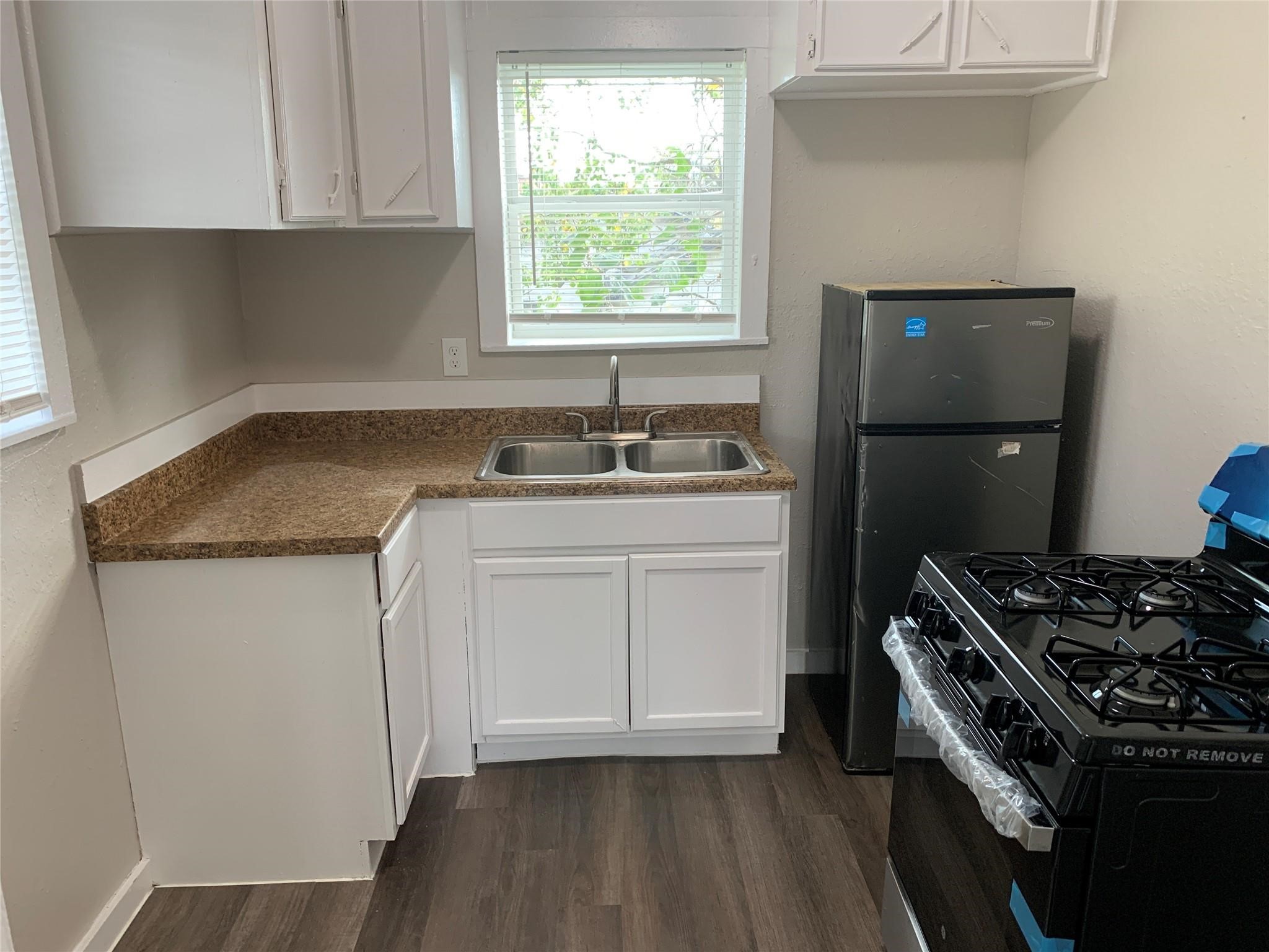 3922 Farmer Street Houston, TX 77020 - Photo 13 of 19 Garage Apartment Kitchen