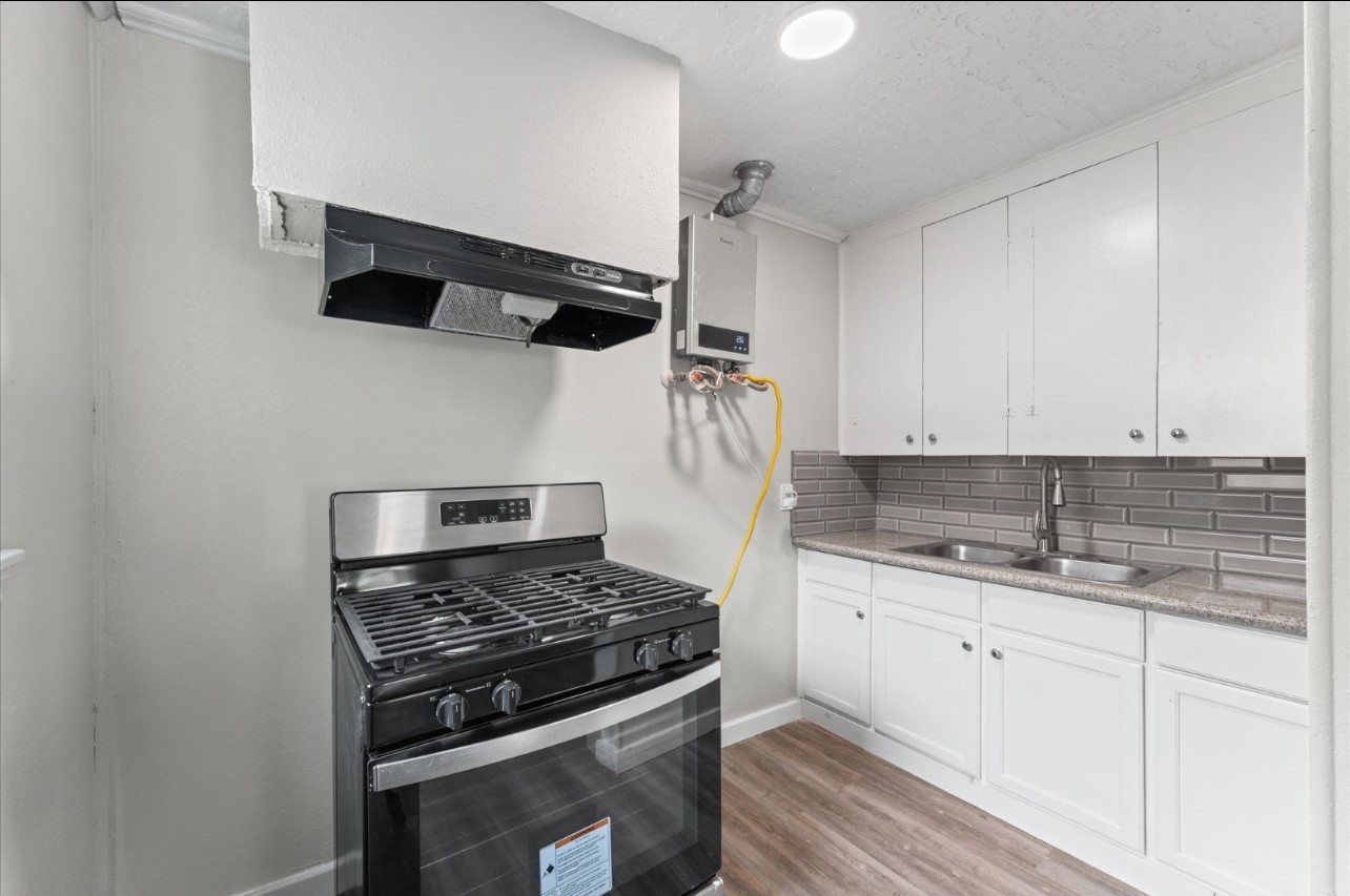 3922 Farmer Street Houston, TX 77020 - Photo 5 of 19 Newly renovated kitchen of 3922 Farmer Street.