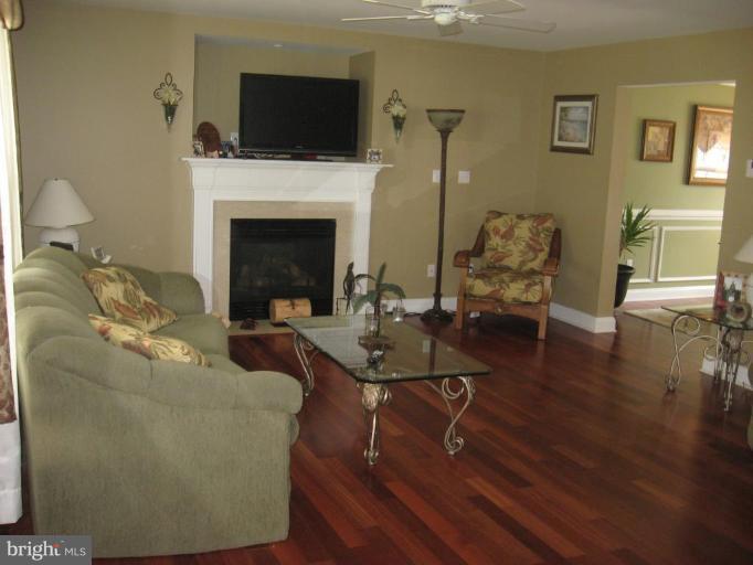 308 Miles Road Essex, MD 21221 - Photo 5 of 21 Living Room