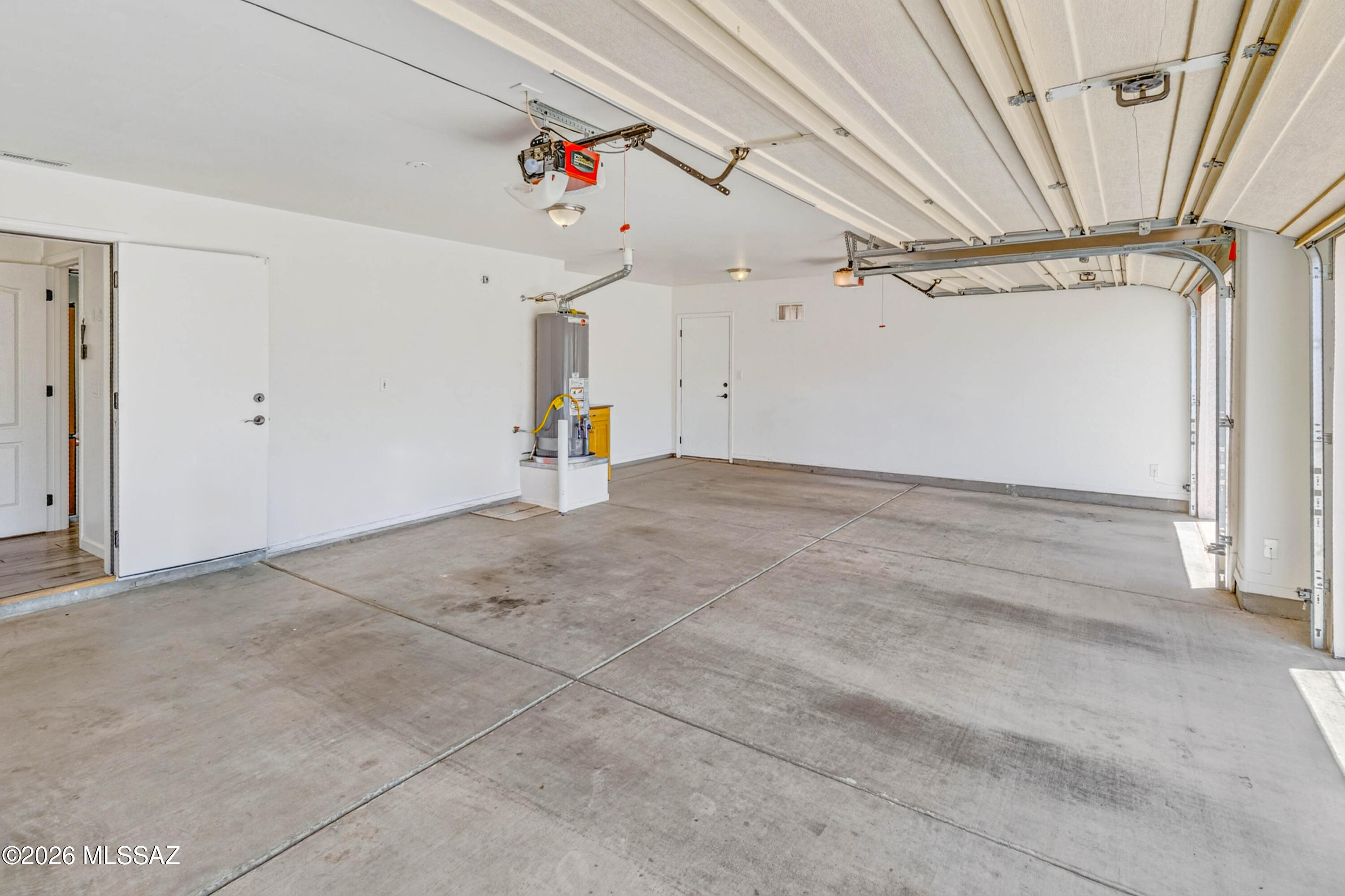 446 West Silvertip Road Tucson, AZ 85737 - Photo 41 of 51 Large 3-Car Garage