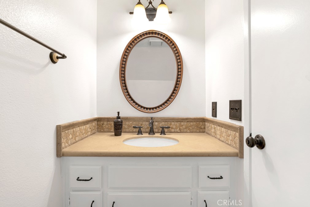 905 Thistlegate Road Oak Park, CA 91377 - Photo 17 of 34