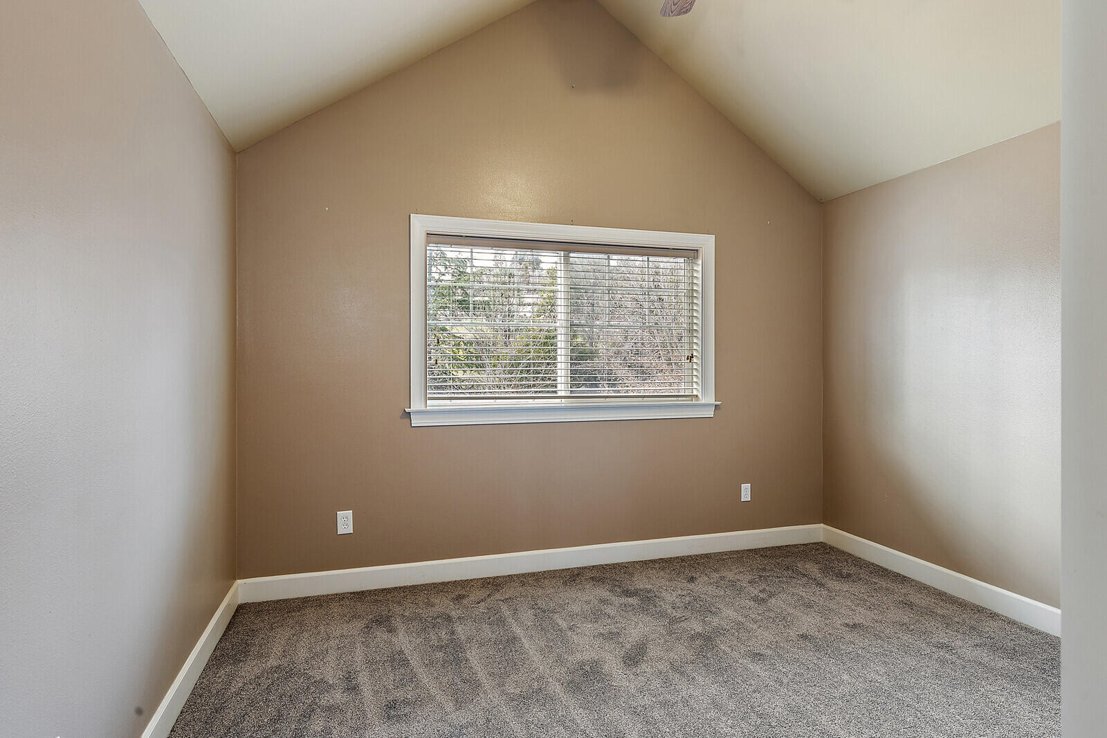 2225 Old Stage Road Central Point, OR 97502 - Photo 20 of 37 an empty room with a window