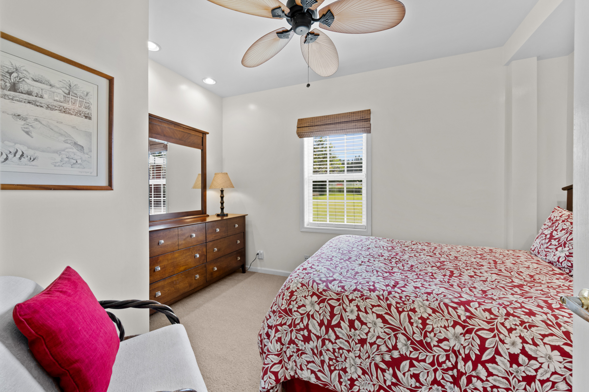 66-1685 Kohala Mountain Road Kamuela, HI 96743 - Photo 19 of 26 a bedroom with a bed and a chandelier