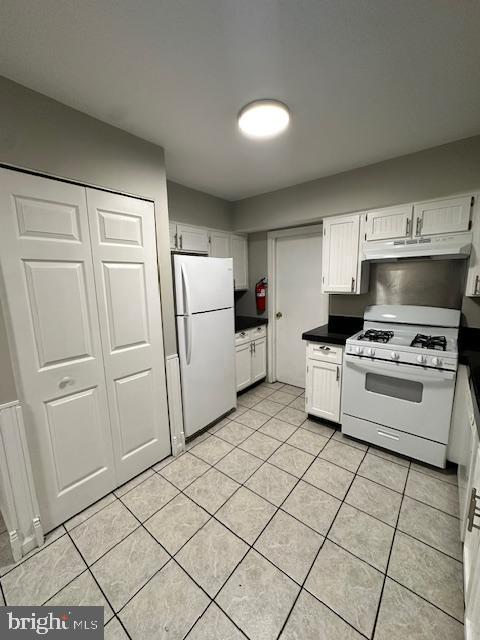 1806 Edgewood Place Clementon, NJ 08021 - Photo 4 of 27 a kitchen with white cabinets and white appliances