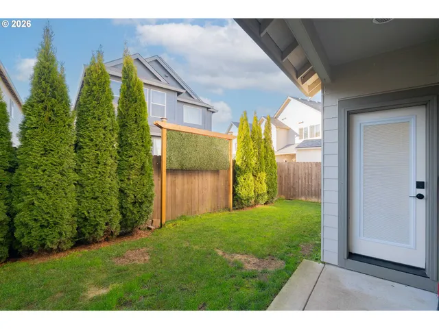 a view of backyard with garden