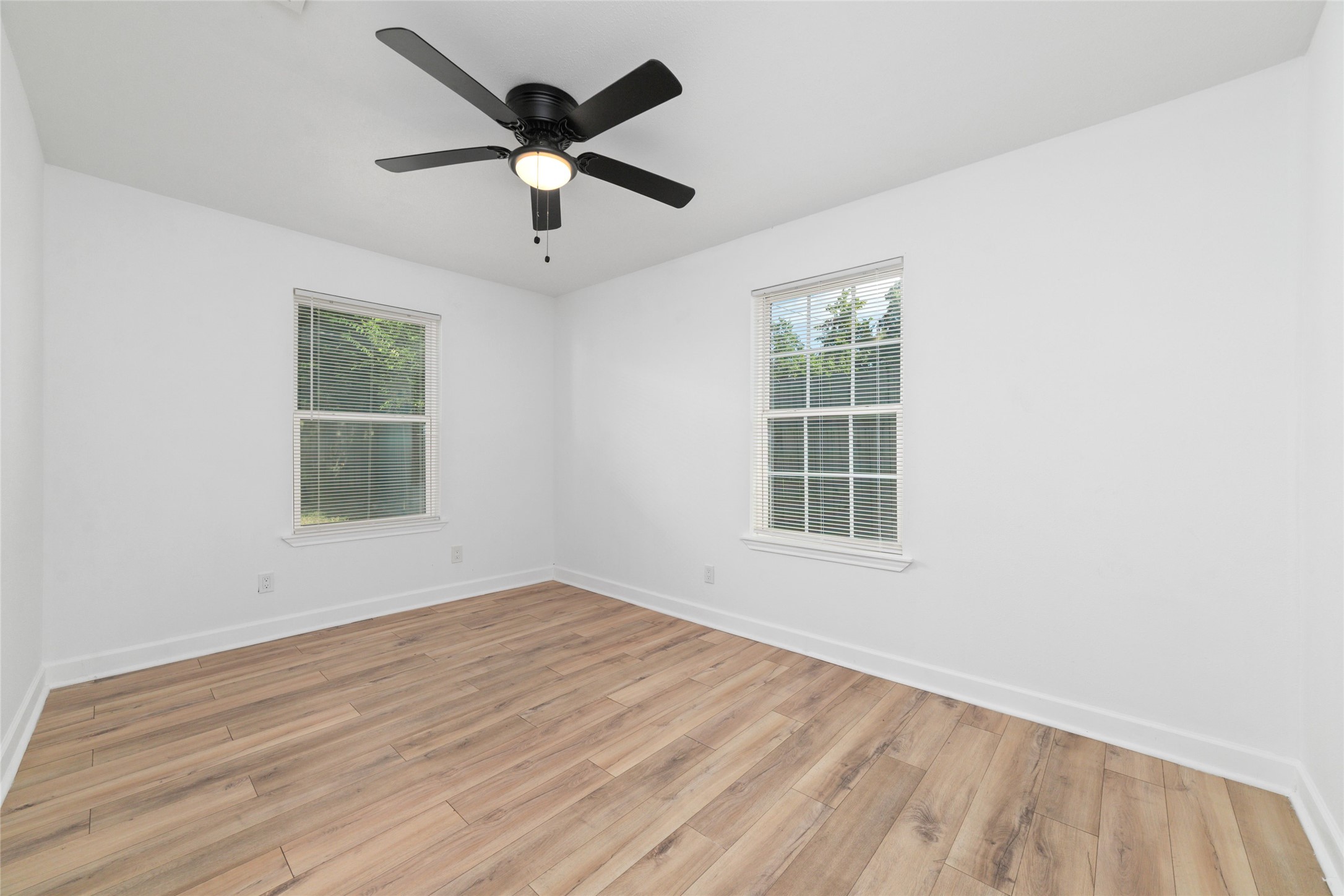7125 Conley Street Houston, TX 77021 - Photo 16 of 32 And fourth befroom.
