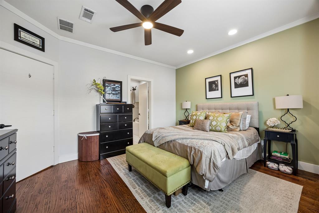 5875 Ross Avenue, Unit 9 Dallas, TX 75206 - Photo 15 of 29 Bedroom with ensuite bath and walk in closet.