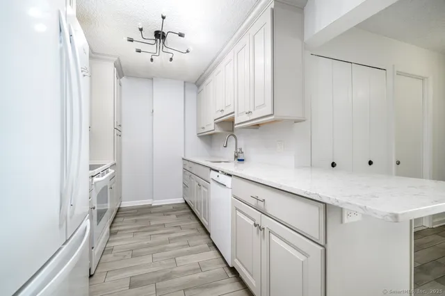 $3,250 | 1 Strawberry Hill Avenue, Unit 9G, Stamford, CT 06902