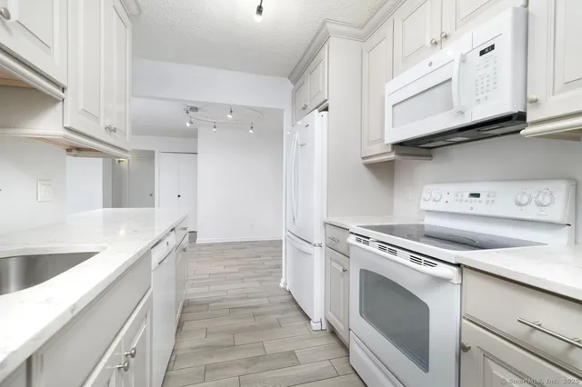 $3,250 | 1 Strawberry Hill Avenue, Unit 9G, Stamford, CT 06902