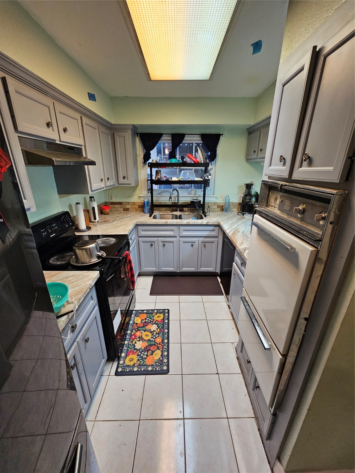 10112 Beekman Pl Drive Houston, TX 77043 - Photo 9 of 32