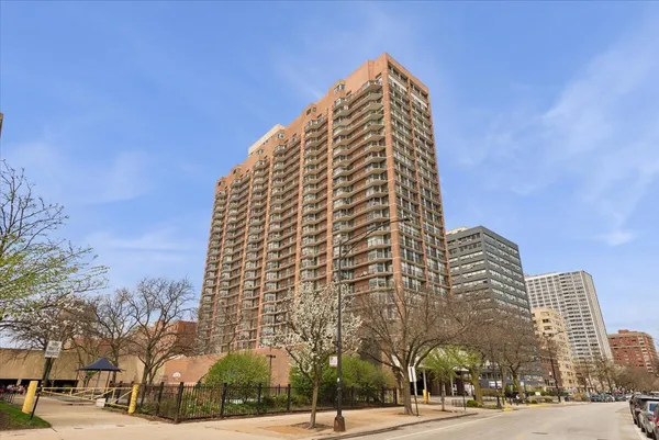 $299,900 | 4170 North Marine Drive, Unit 18D, Chicago, IL 60613