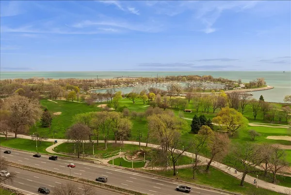 $299,900 | 4170 North Marine Drive, Unit 18D, Chicago, IL 60613