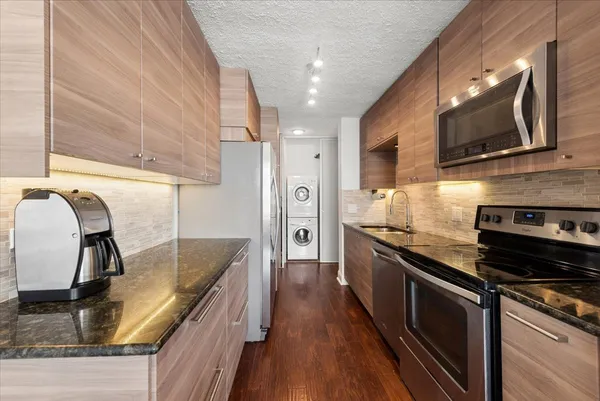 $299,900 | 4170 North Marine Drive, Unit 18D, Chicago, IL 60613