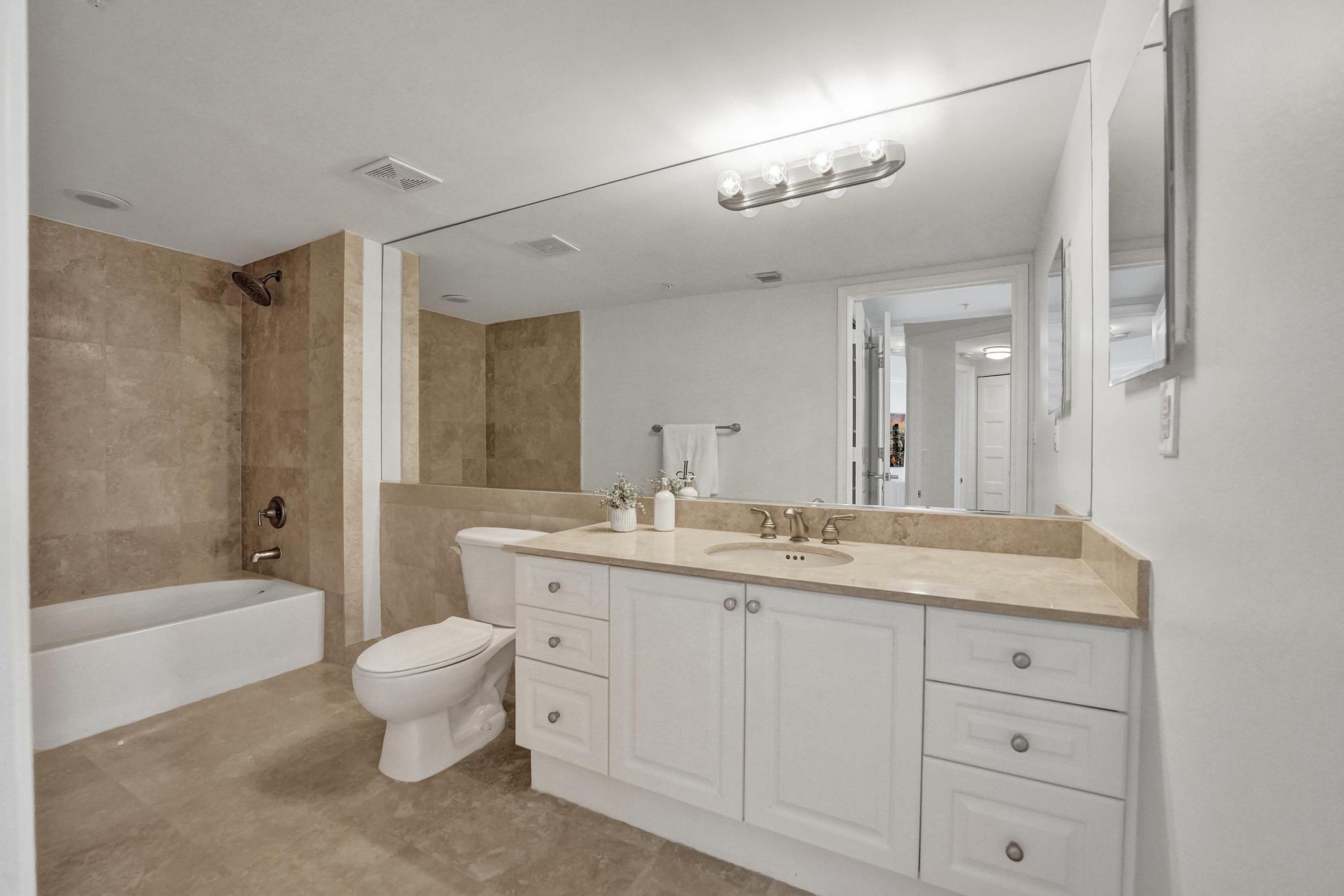 99 Southeast Mizner Boulevard, Unit 719 Boca Raton, FL 33432 - Photo 18 of 30 Bathroom