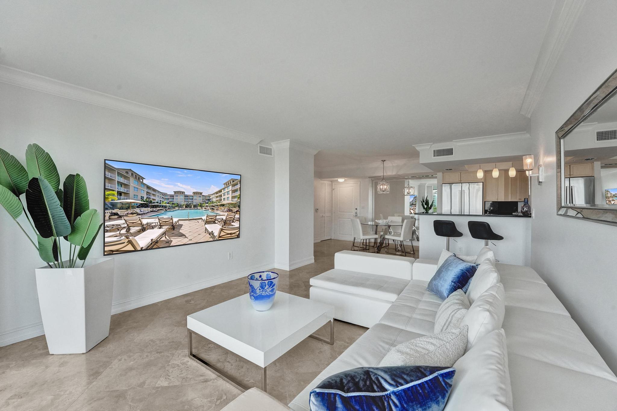 99 Southeast Mizner Boulevard, Unit 719 Boca Raton, FL 33432 - Photo 3 of 30 Living Room