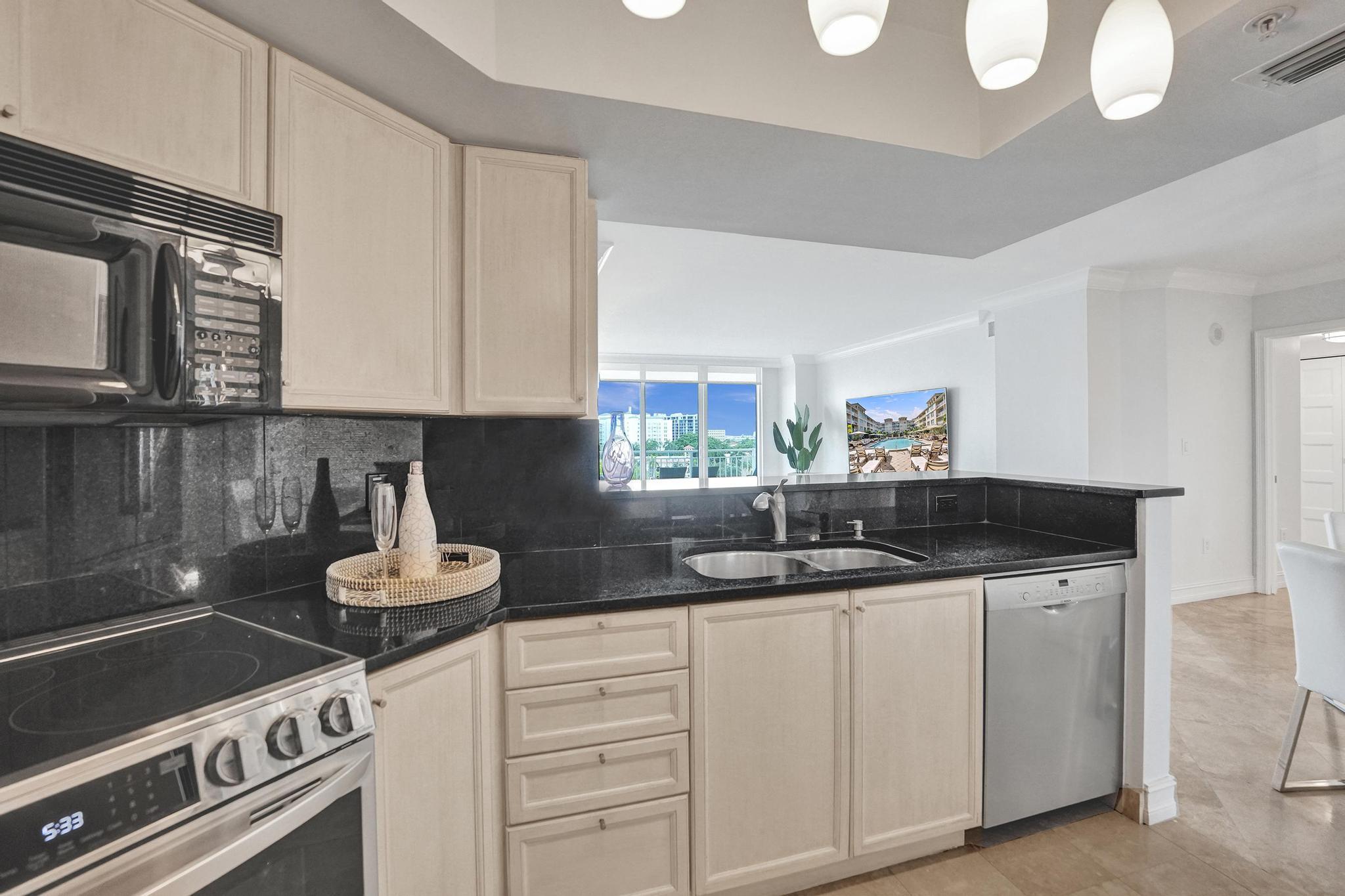 99 Southeast Mizner Boulevard, Unit 719 Boca Raton, FL 33432 - Photo 7 of 30 Kitchen