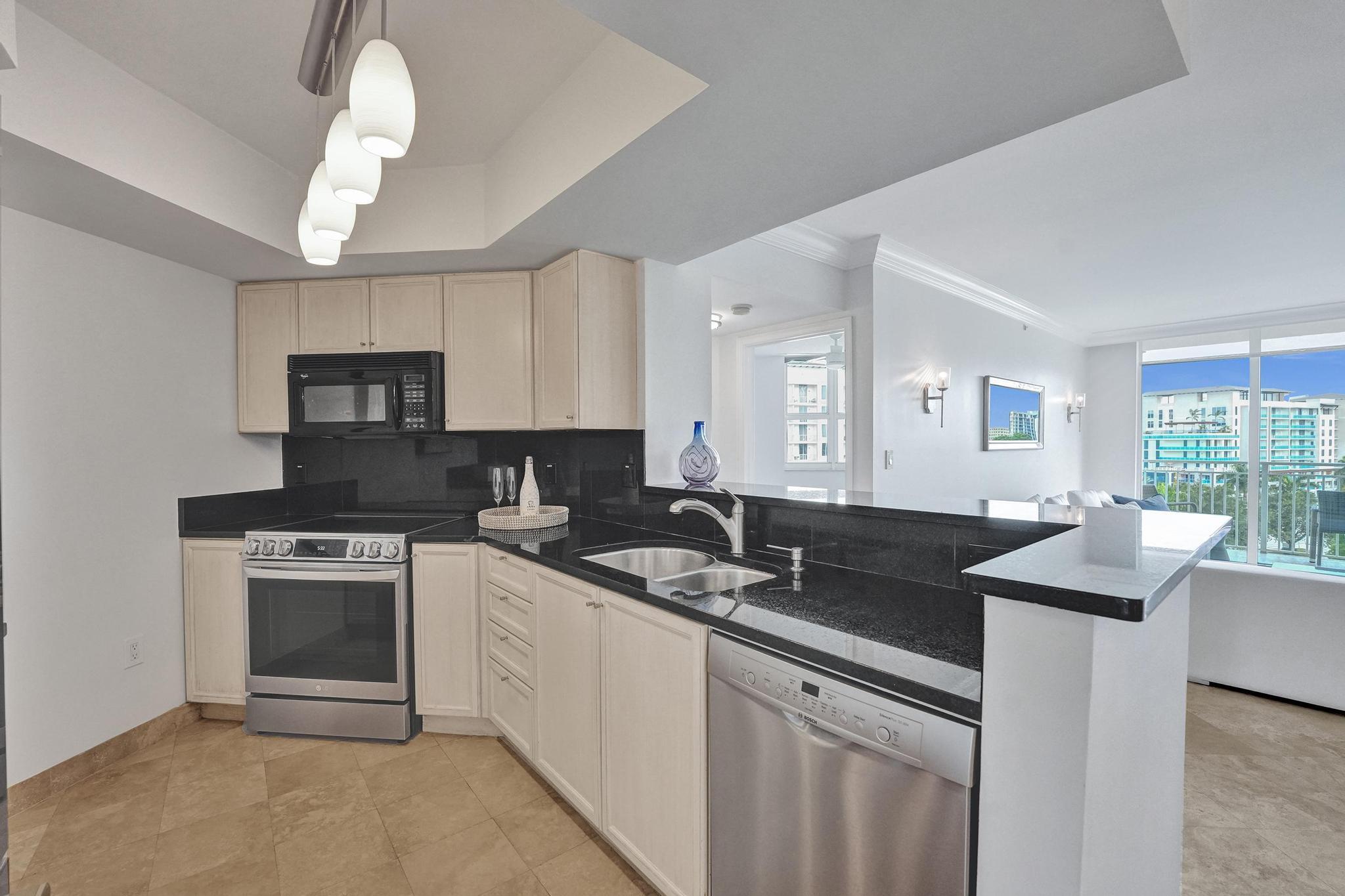 99 Southeast Mizner Boulevard, Unit 719 Boca Raton, FL 33432 - Photo 8 of 30 Kitchen