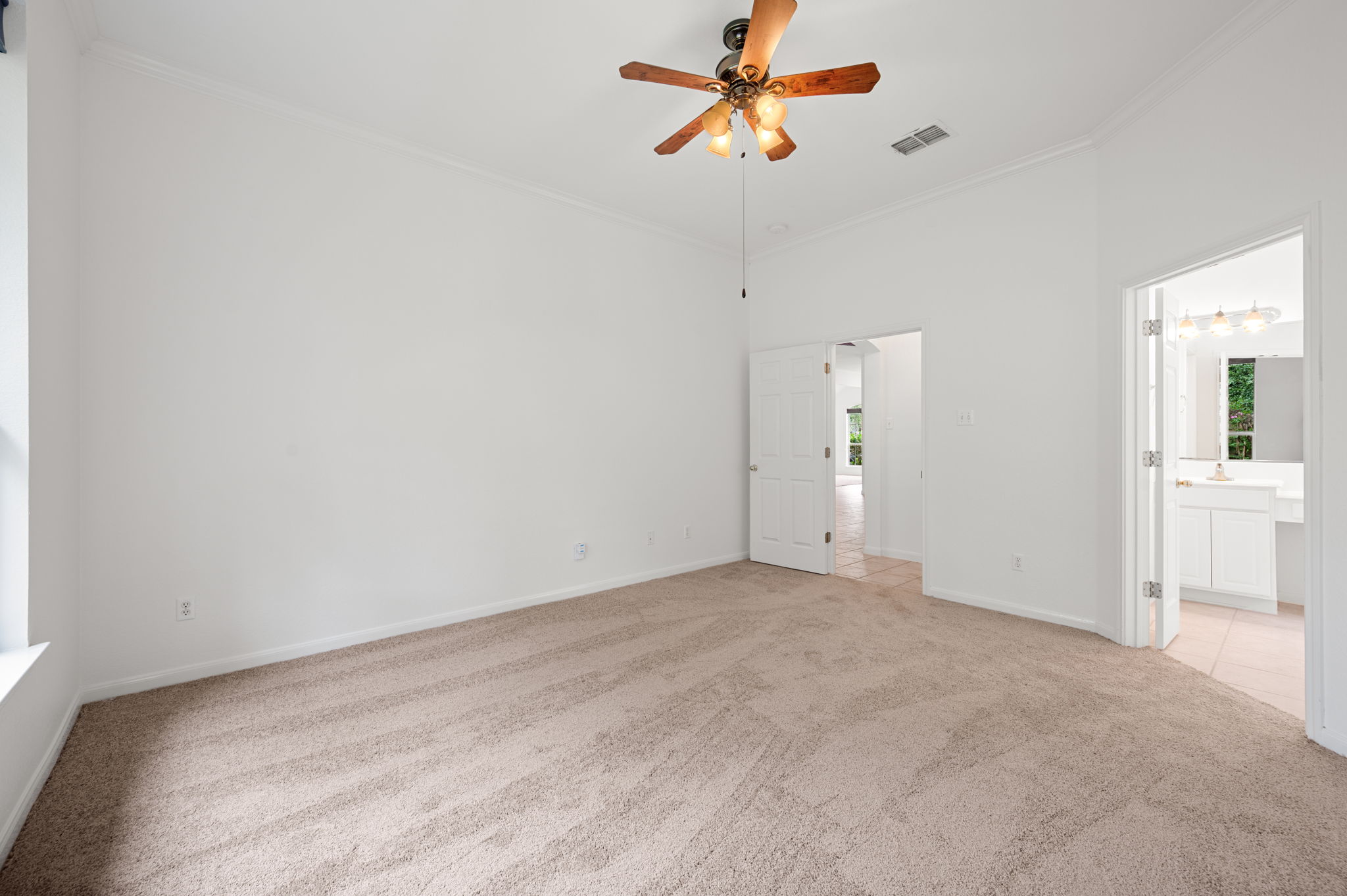 9201 La Siesta Bend Austin, TX 78749 - Photo 21 of 37 an empty room with closet and windows