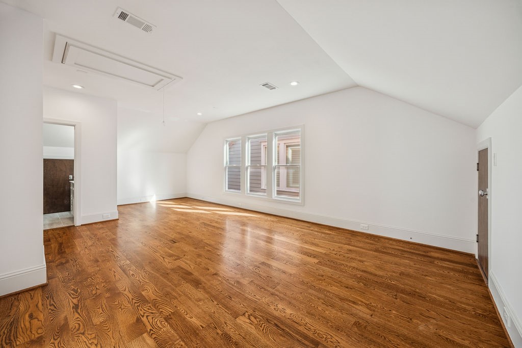 510 East 27th Street Houston, TX 77008 - Photo 29 of 34 3rd floor bonus room with an ensuite bath.