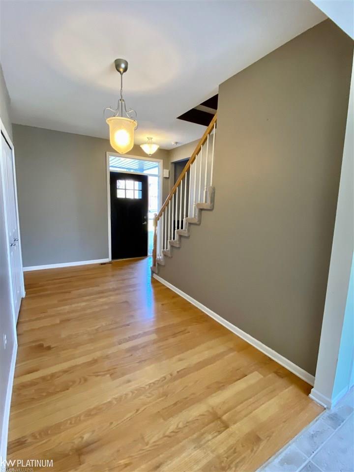 2761 Eastern Rochester, MI 48307 - Photo 4 of 36 Entry
