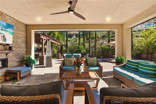 a view of a dinning table and chairs in patio
