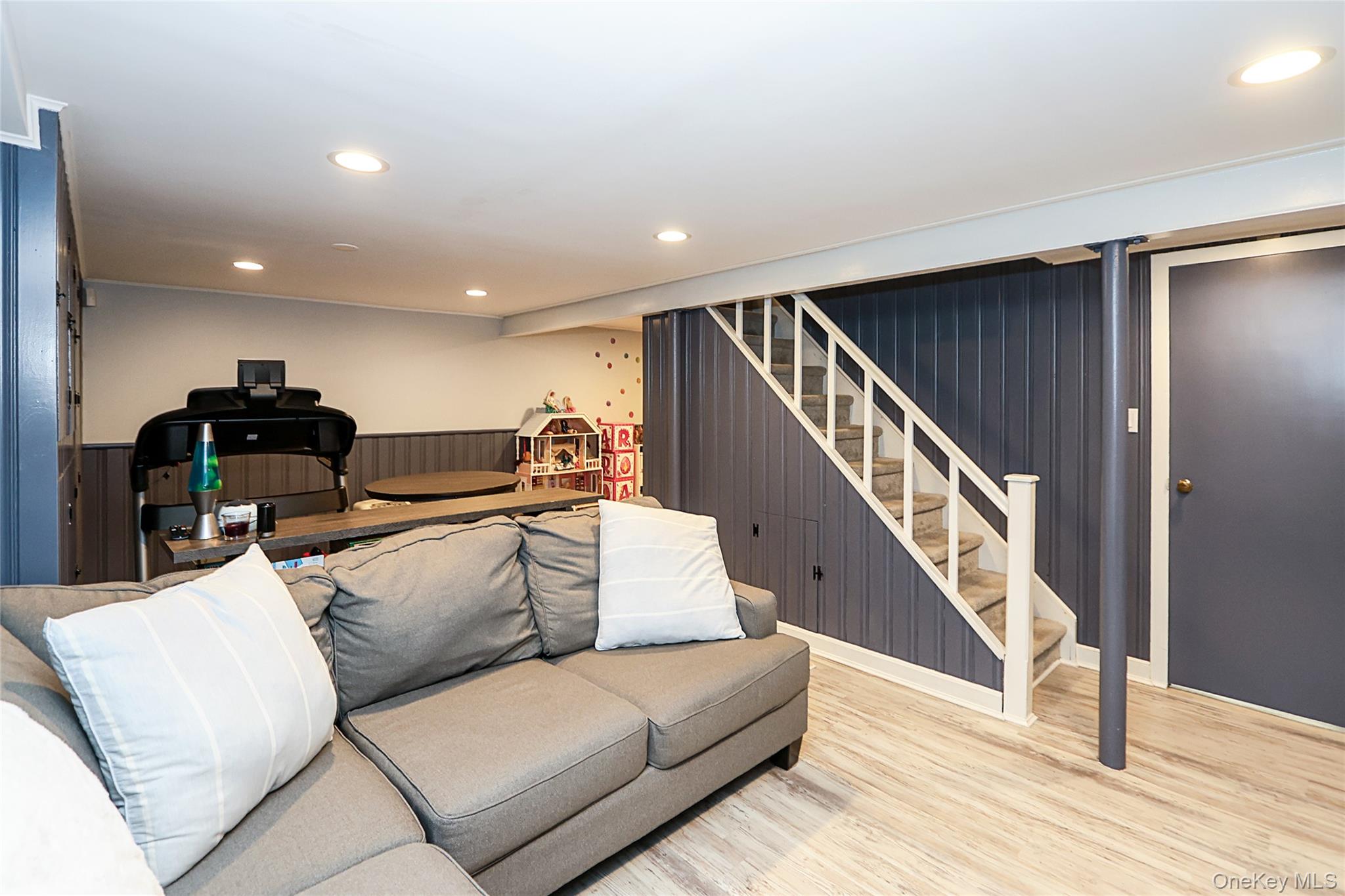 15 Hemlock Street Merrick, NY 11566 - Photo 33 of 47