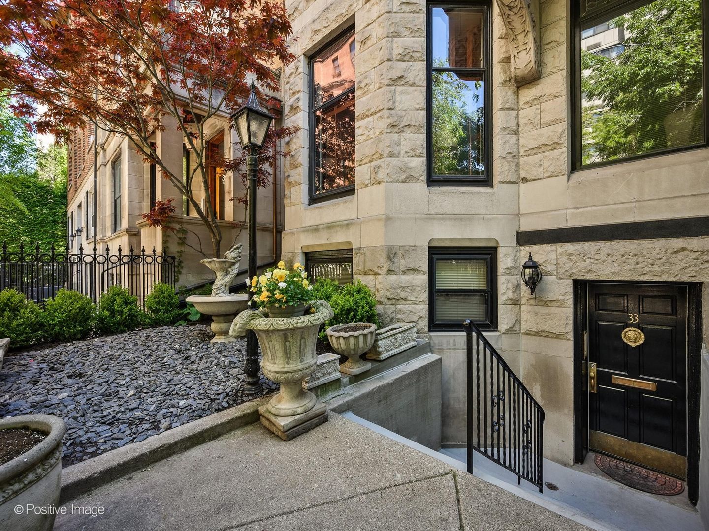 33 East Division Street Chicago, IL 60611 - Photo 3 of 34 a garden view with a seating space