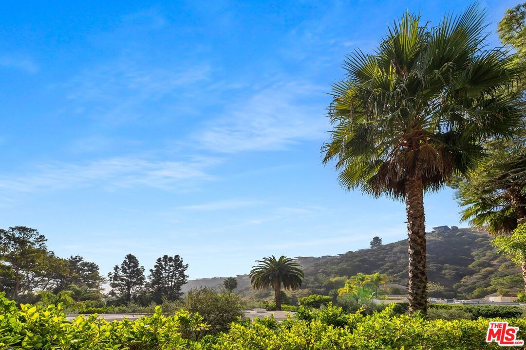 1700 Rising Glen Road Los Angeles, CA 90069 - Photo 18 of 19 a view of a sky