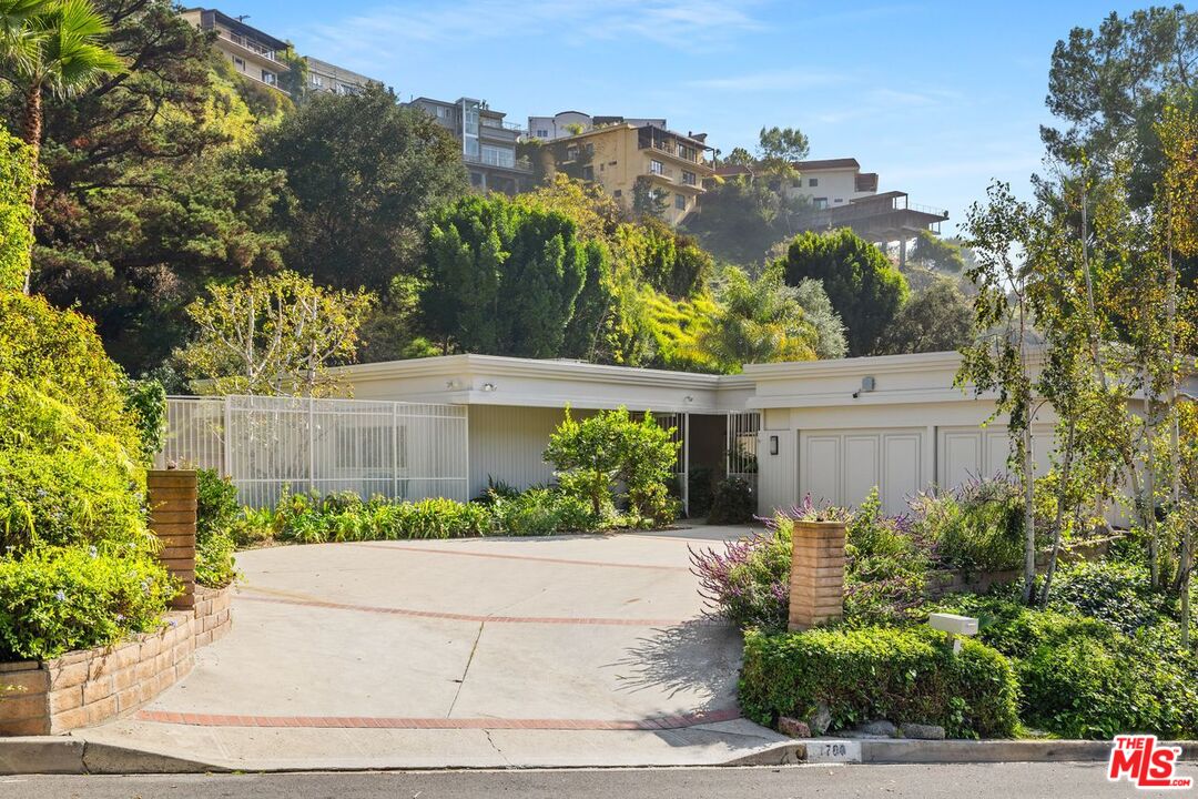 1700 Rising Glen Road Los Angeles, CA 90069 - Photo 2 of 19 front view of a house