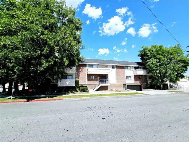 a view of a house with backyard and a tree