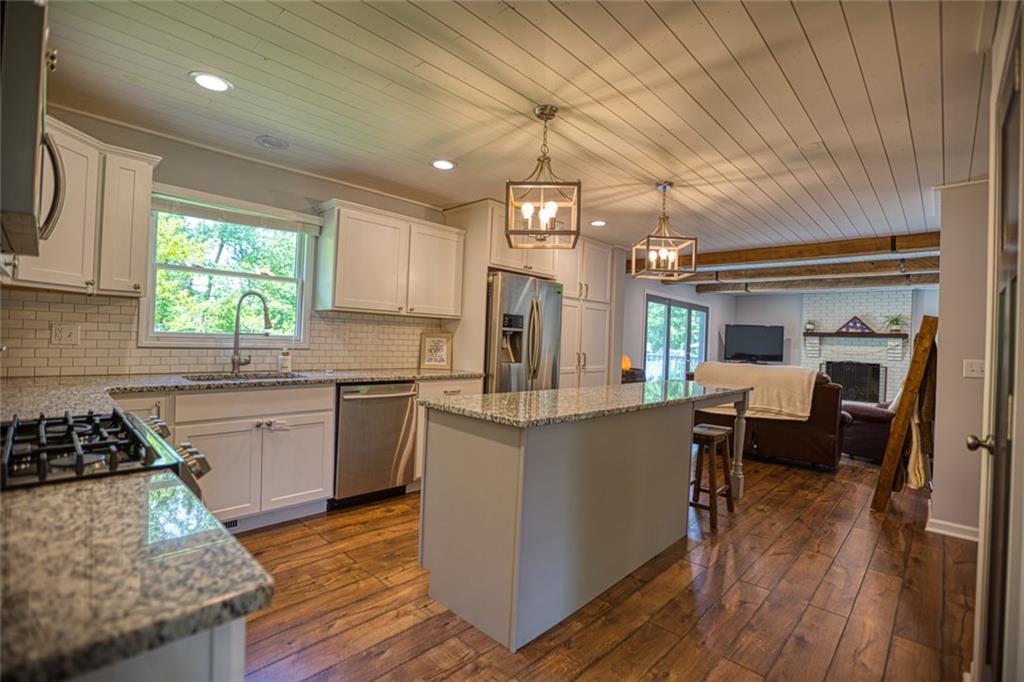 592 Ridgeview Lane Columbus, IN 47201 - Photo 3 of 19 Gallery Image 3