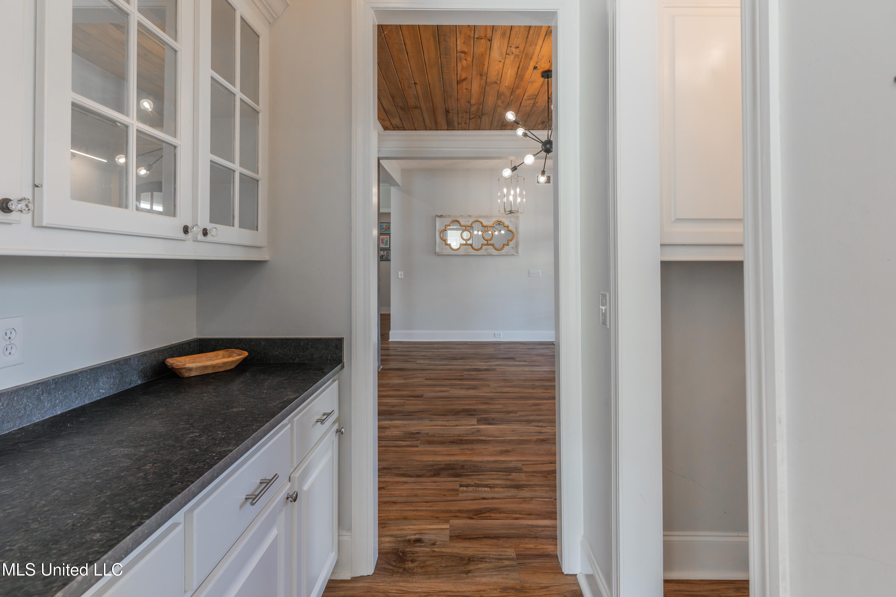 118 View Pointe Drive Clinton, MS 39056 - Photo 37 of 99 28-ButlersPantry