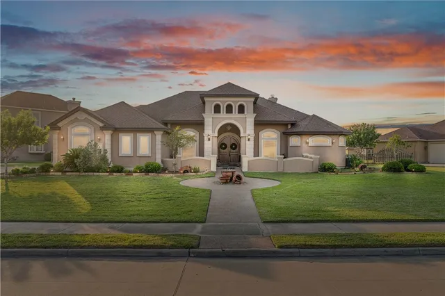 $699,900 | 8401 Lago Vista Drive, Corpus Christi, TX 78414