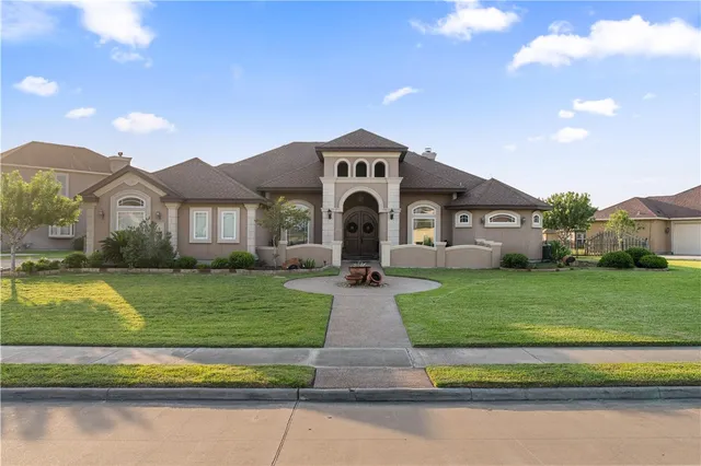 $699,900 | 8401 Lago Vista Drive, Corpus Christi, TX 78414