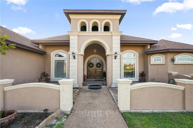 $699,900 | 8401 Lago Vista Drive, Corpus Christi, TX 78414