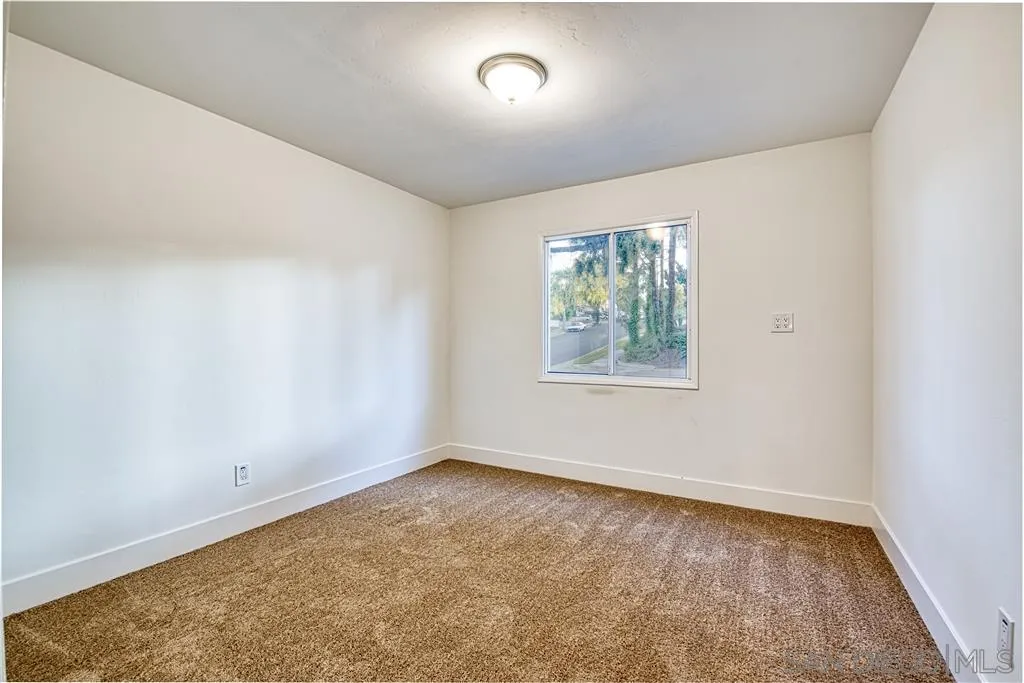 9581 Mandeville Road Santee, CA 92071 - Photo 10 of 24 an empty room with windows