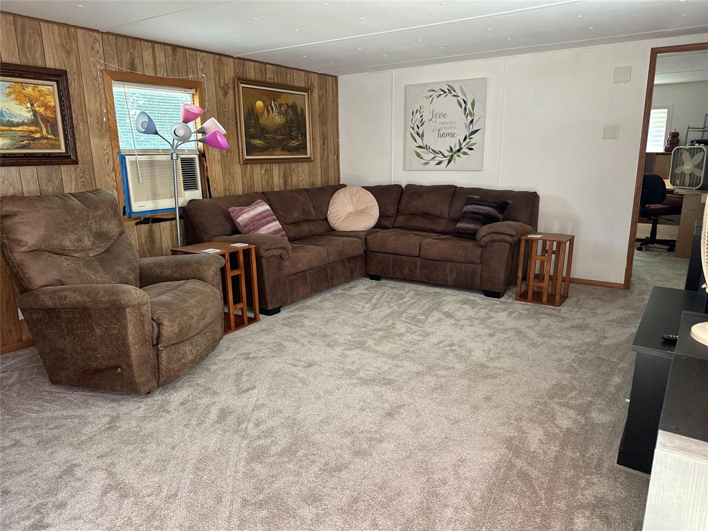 142 Lonely Pine Road Waco, TX 76708 - Photo 6 of 31 a living room with furniture and flowers