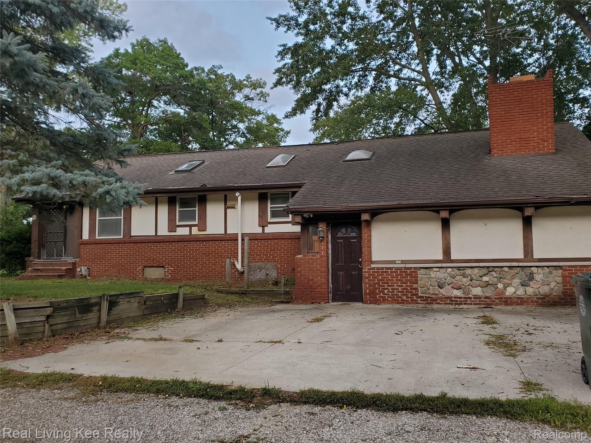 1095 Heights Road Lake Orion, MI 48362 - Photo 2 of 3 2.jpg