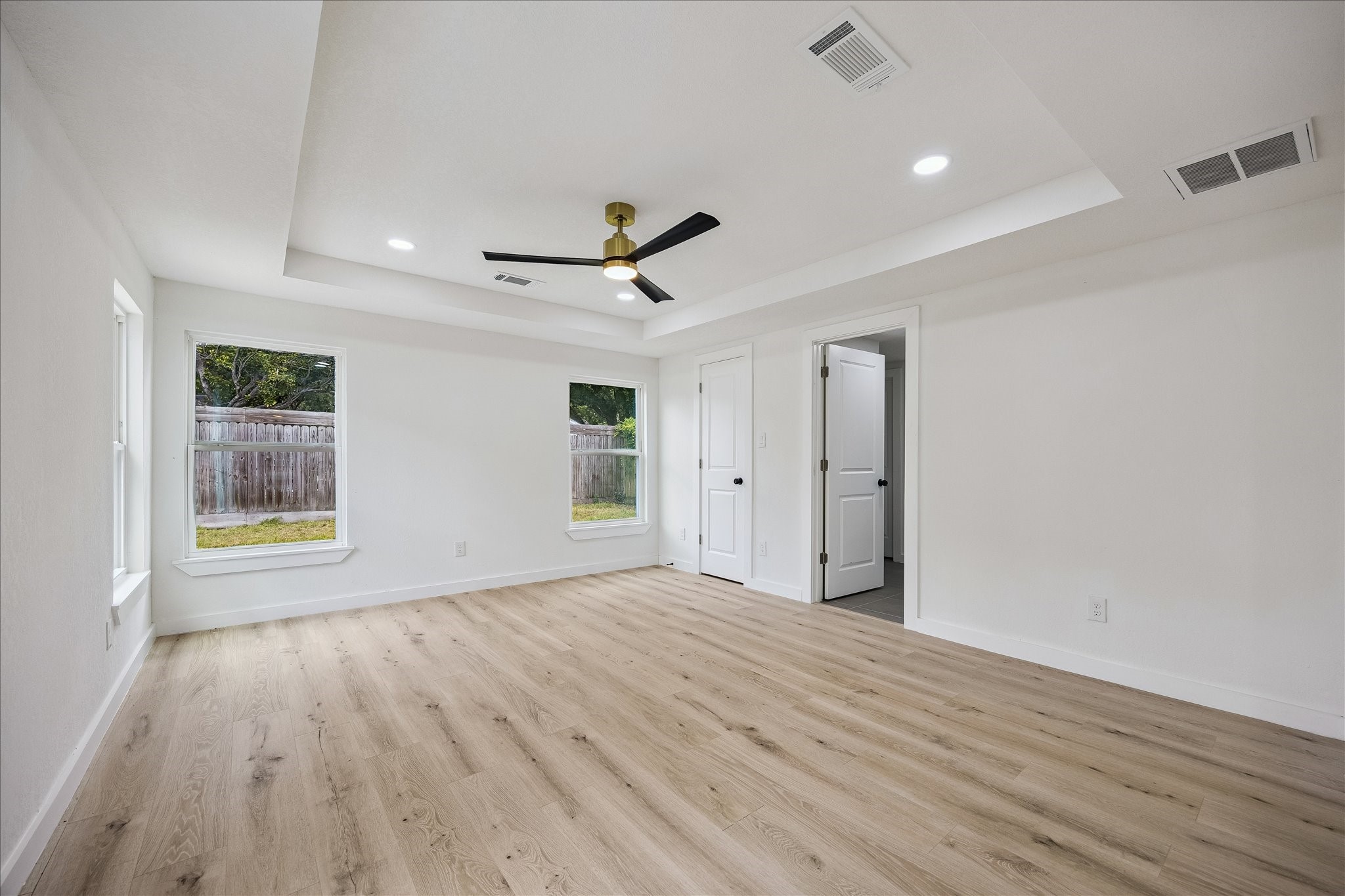 1630 Tabor Street Houston, TX 77009 - Photo 15 of 25 The primary suite features natural ight, a ceiling fan and tray ceilings.