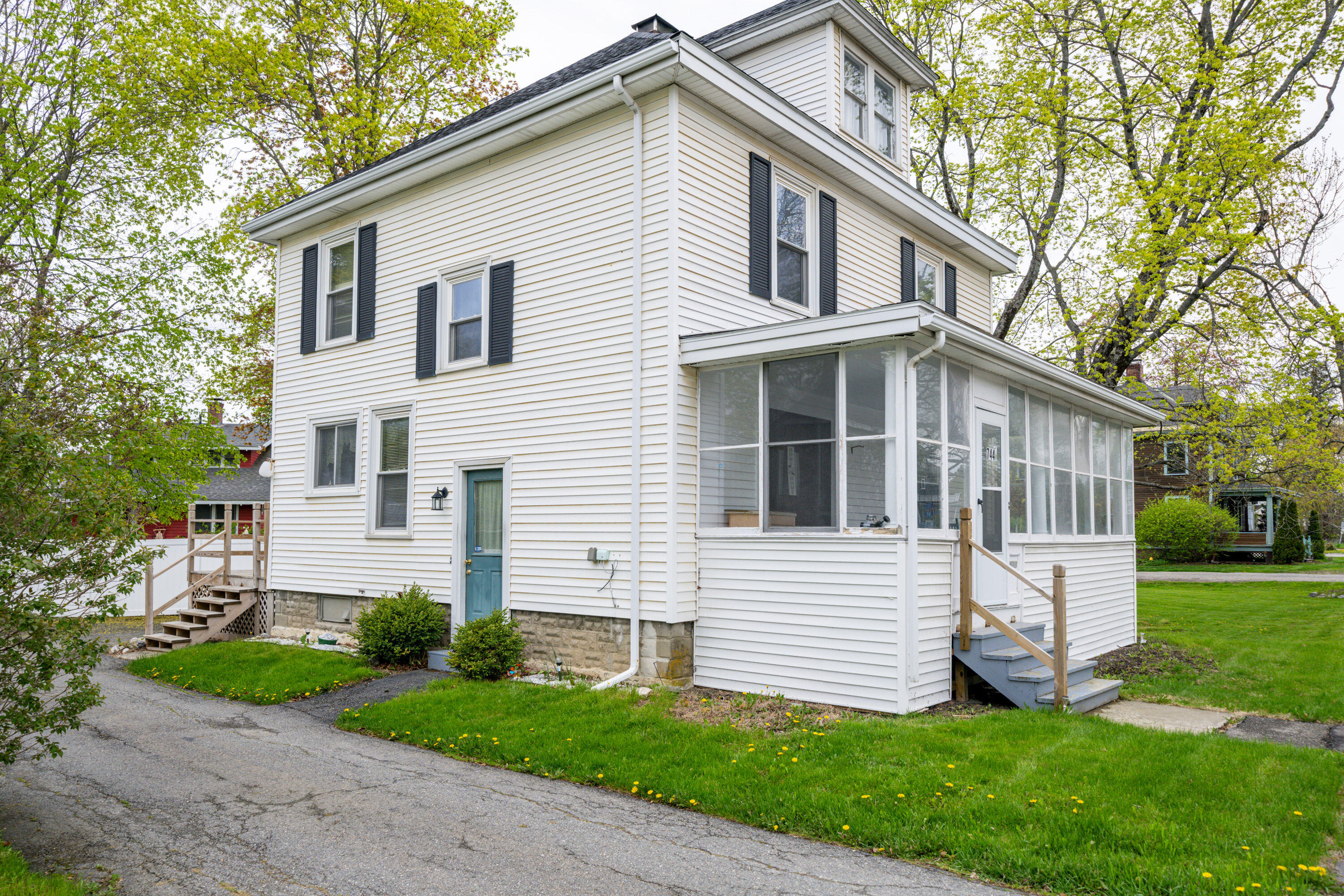 744 Hammond Street Bangor, ME 04401 - Photo 48 of 53 102 744 Hammond St Bangor Side View Left
