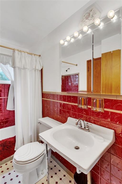 320 Center New Texas Road Pittsburgh, PA 15239 - Photo 13 of 25 a bathroom with a sink a toilet a mirror and shower