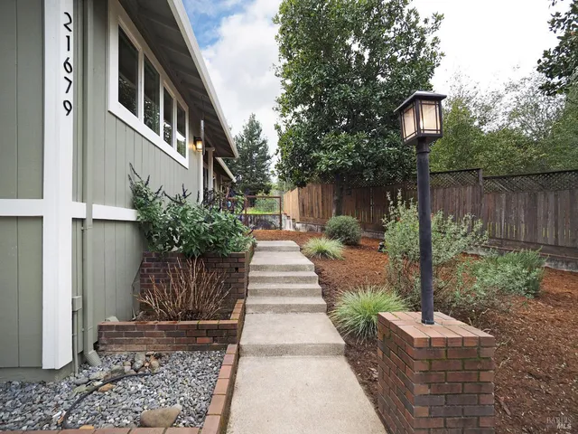 $1,150,000 | 21679 Geyserville Avenue, Geyserville, CA 95441